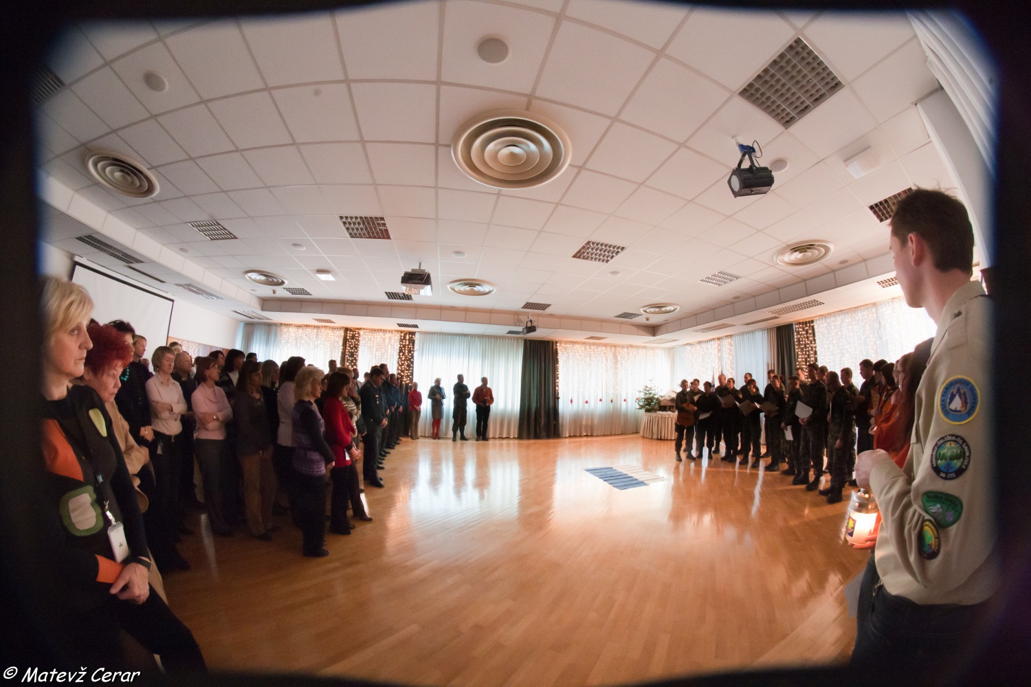 V ponedeljek, 20. 12., smo skavti in taborniki Luč Miru iz Betlehema najprej ponesli na Ministrstvo za obrambo, malo pozneje pa še na policijo.