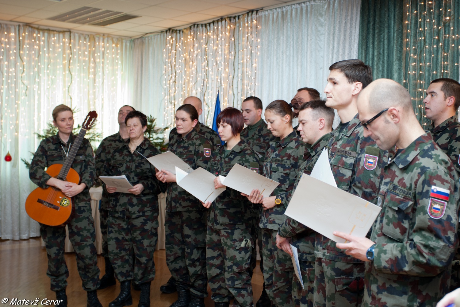 V ponedeljek, 20. 12., smo skavti in taborniki Luč Miru iz Betlehema najprej ponesli na Ministrstvo za obrambo, malo pozneje pa še na policijo.
