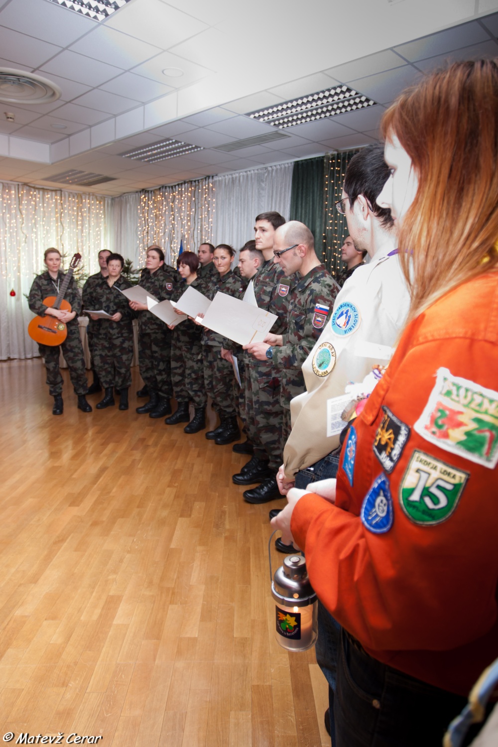 V ponedeljek, 20. 12., smo skavti in taborniki Luč Miru iz Betlehema najprej ponesli na Ministrstvo za obrambo, malo pozneje pa še na policijo.