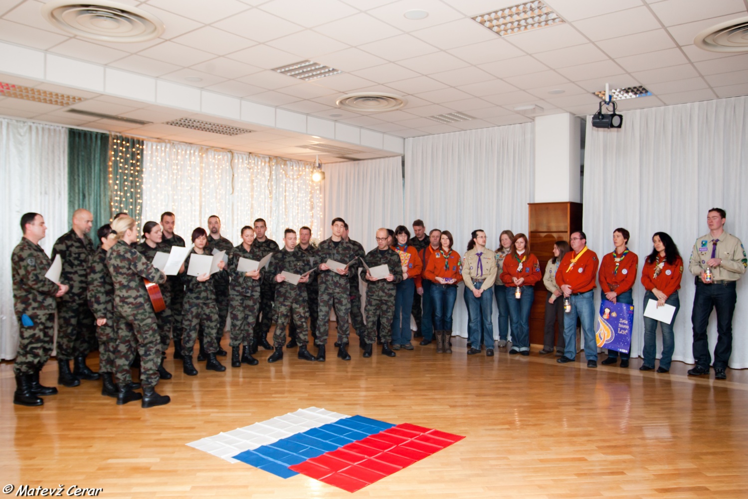 V ponedeljek, 20. 12., smo skavti in taborniki Luč Miru iz Betlehema najprej ponesli na Ministrstvo za obrambo, malo pozneje pa še na policijo.