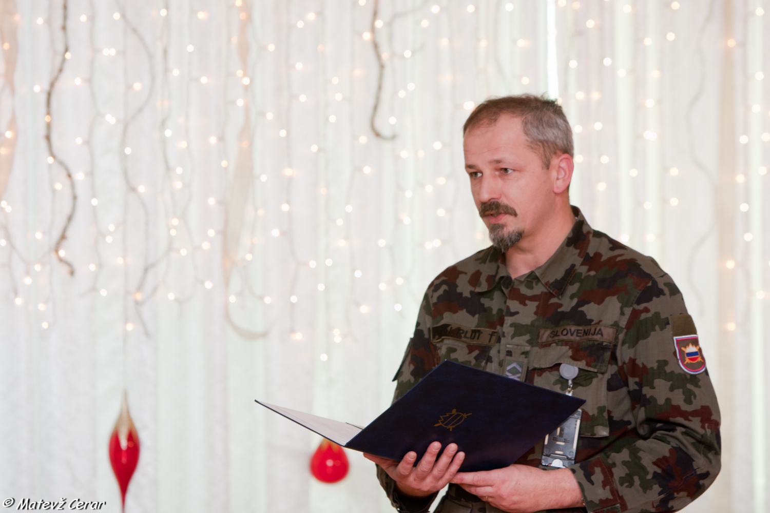 V ponedeljek, 20. 12., smo skavti in taborniki Luč Miru iz Betlehema najprej ponesli na Ministrstvo za obrambo, malo pozneje pa še na policijo.