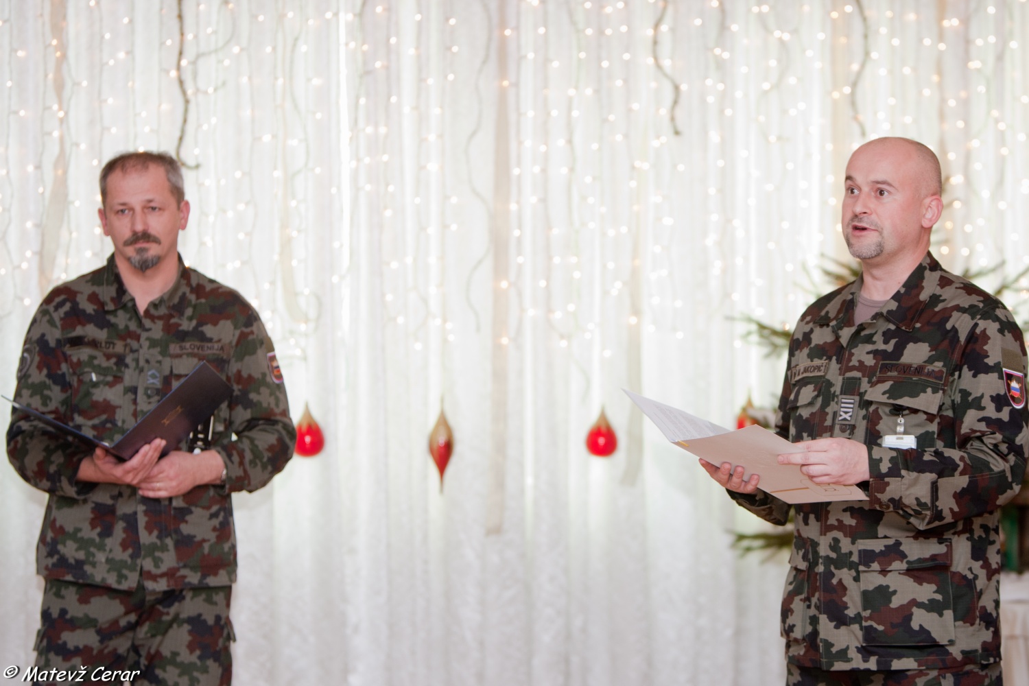 V ponedeljek, 20. 12., smo skavti in taborniki Luč Miru iz Betlehema najprej ponesli na Ministrstvo za obrambo, malo pozneje pa še na policijo.