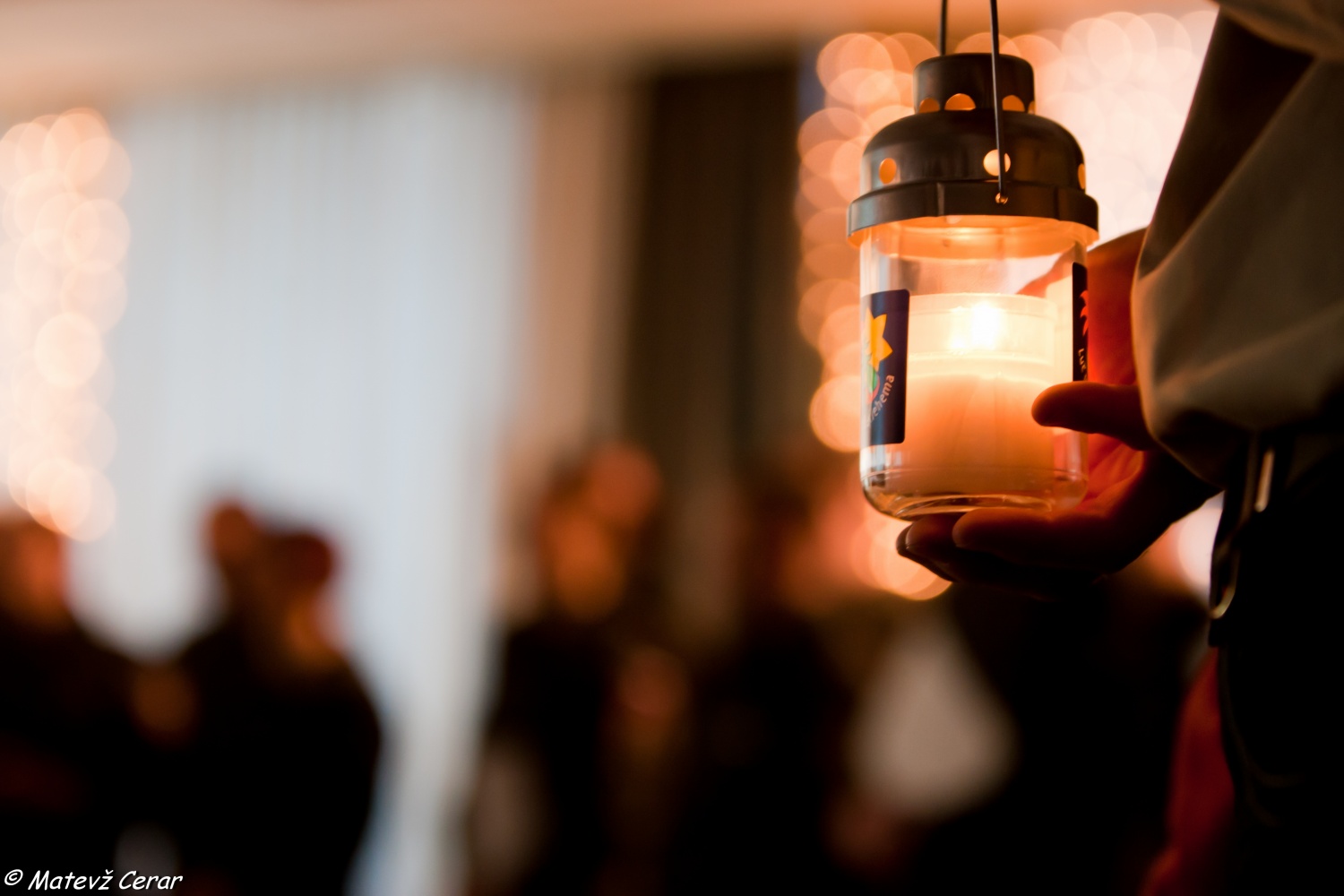 V ponedeljek, 20. 12., smo skavti in taborniki Luč Miru iz Betlehema najprej ponesli na Ministrstvo za obrambo, malo pozneje pa še na policijo.