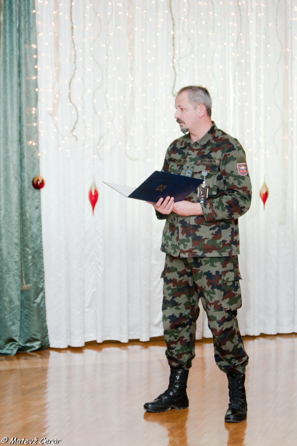 V ponedeljek, 20. 12., smo skavti in taborniki Luč Miru iz Betlehema najprej ponesli na Ministrstvo za obrambo, malo pozneje pa še na policijo.