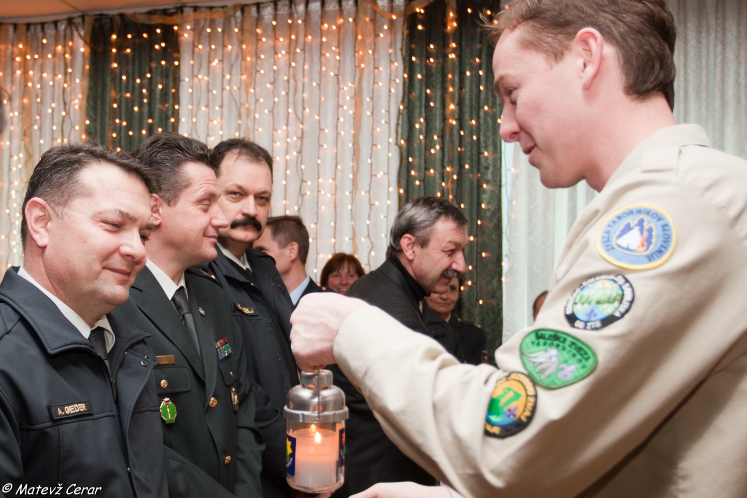 V ponedeljek, 20. 12., smo skavti in taborniki Luč Miru iz Betlehema najprej ponesli na Ministrstvo za obrambo, malo pozneje pa še na policijo.