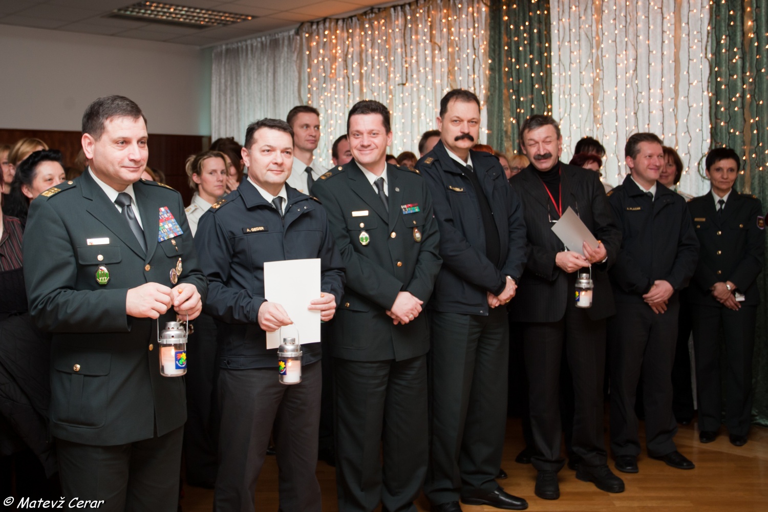 V ponedeljek, 20. 12., smo skavti in taborniki Luč Miru iz Betlehema najprej ponesli na Ministrstvo za obrambo, malo pozneje pa še na policijo.