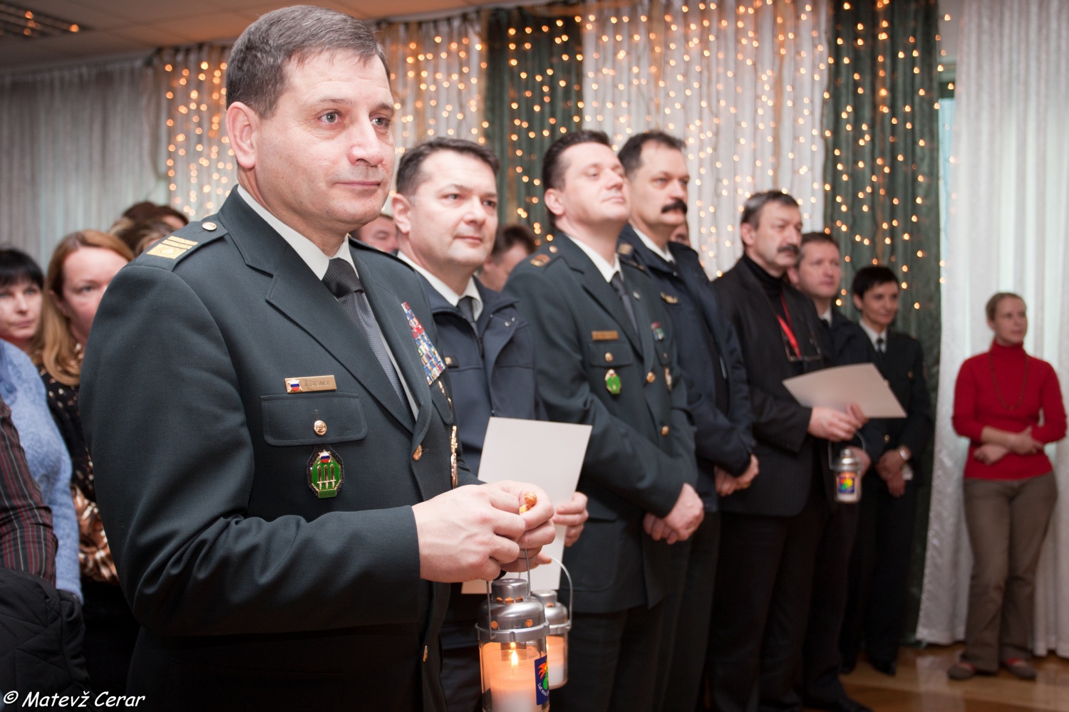 V ponedeljek, 20. 12., smo skavti in taborniki Luč Miru iz Betlehema najprej ponesli na Ministrstvo za obrambo, malo pozneje pa še na policijo.