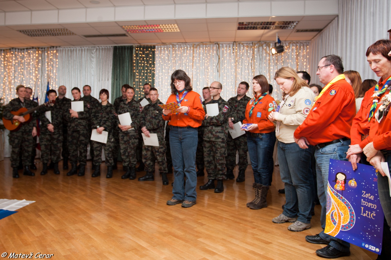 V ponedeljek, 20. 12., smo skavti in taborniki Luč Miru iz Betlehema najprej ponesli na Ministrstvo za obrambo, malo pozneje pa še na policijo.