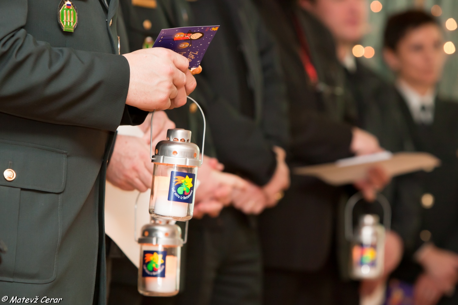 V ponedeljek, 20. 12., smo skavti in taborniki Luč Miru iz Betlehema najprej ponesli na Ministrstvo za obrambo, malo pozneje pa še na policijo.