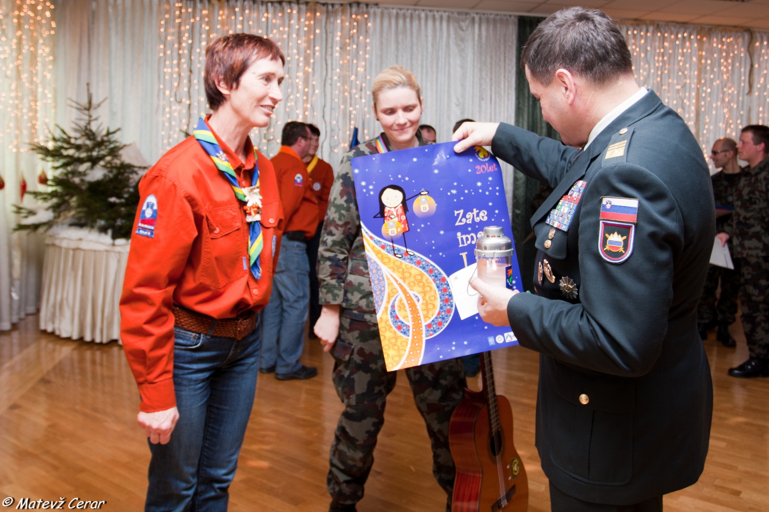 V ponedeljek, 20. 12., smo skavti in taborniki Luč Miru iz Betlehema najprej ponesli na Ministrstvo za obrambo, malo pozneje pa še na policijo.