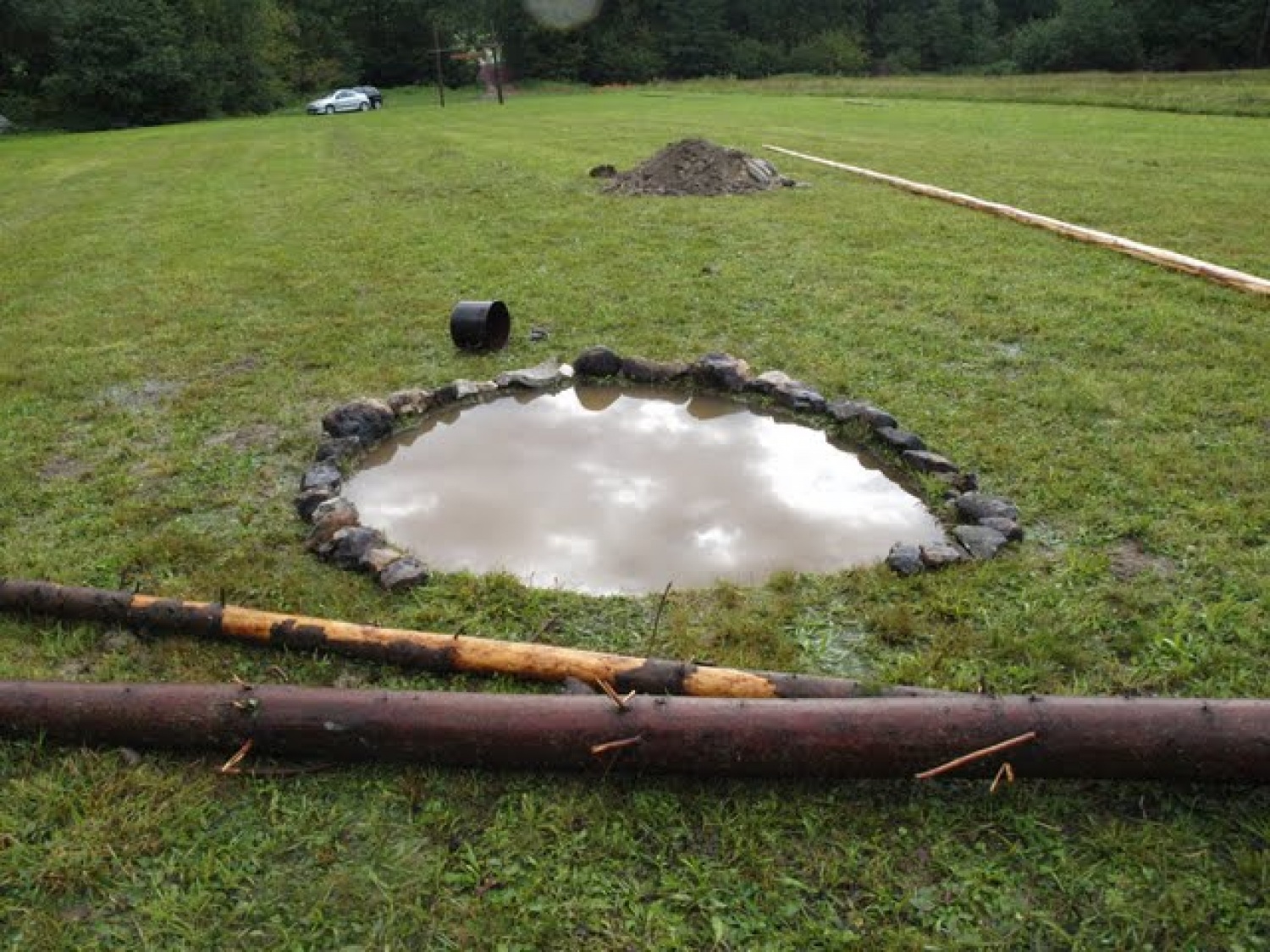 po dežju je v ognjišču nastal ribnik