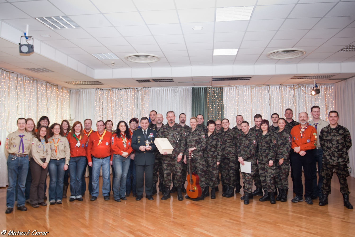V ponedeljek, 20. 12., smo skavti in taborniki Luč Miru iz Betlehema najprej ponesli na Ministrstvo za obrambo, malo pozneje pa še na policijo.