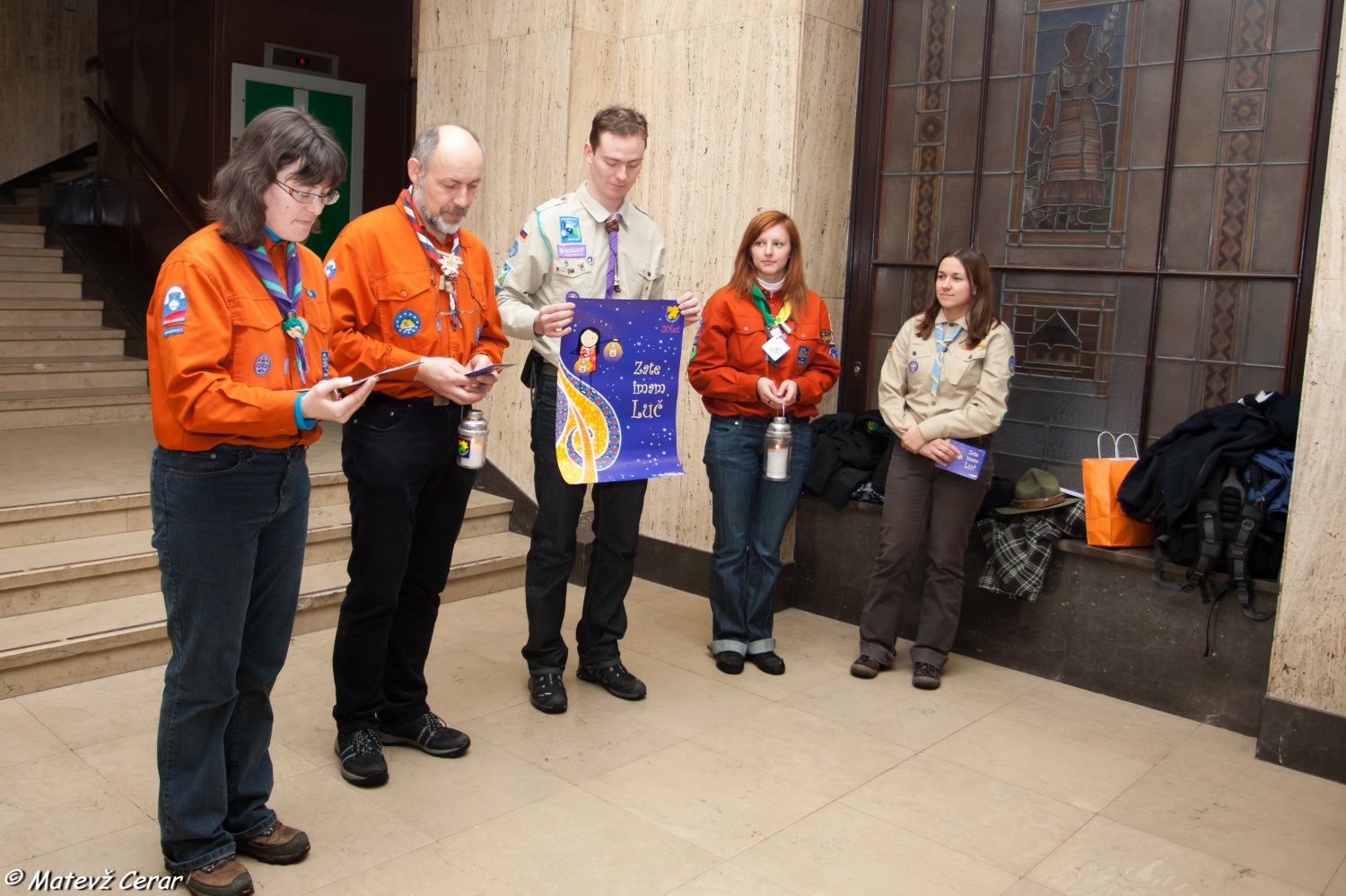 V ponedeljek, 20. 12., smo skavti in taborniki Luč Miru iz Betlehema najprej ponesli na Ministrstvo za obrambo, malo pozneje pa še na policijo.