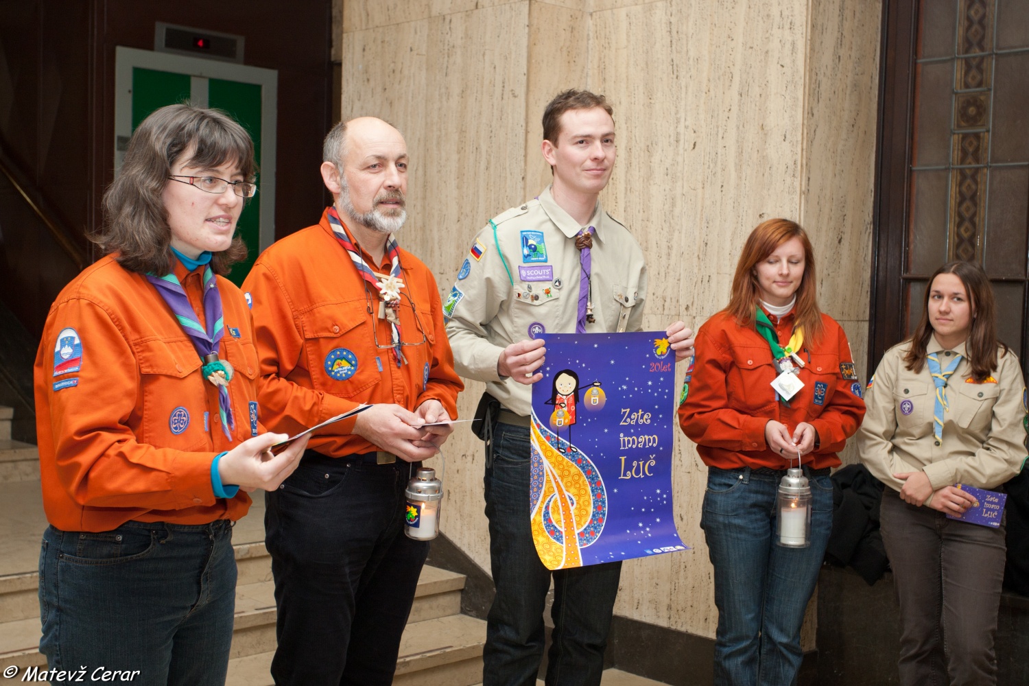 V ponedeljek, 20. 12., smo skavti in taborniki Luč Miru iz Betlehema najprej ponesli na Ministrstvo za obrambo, malo pozneje pa še na policijo.