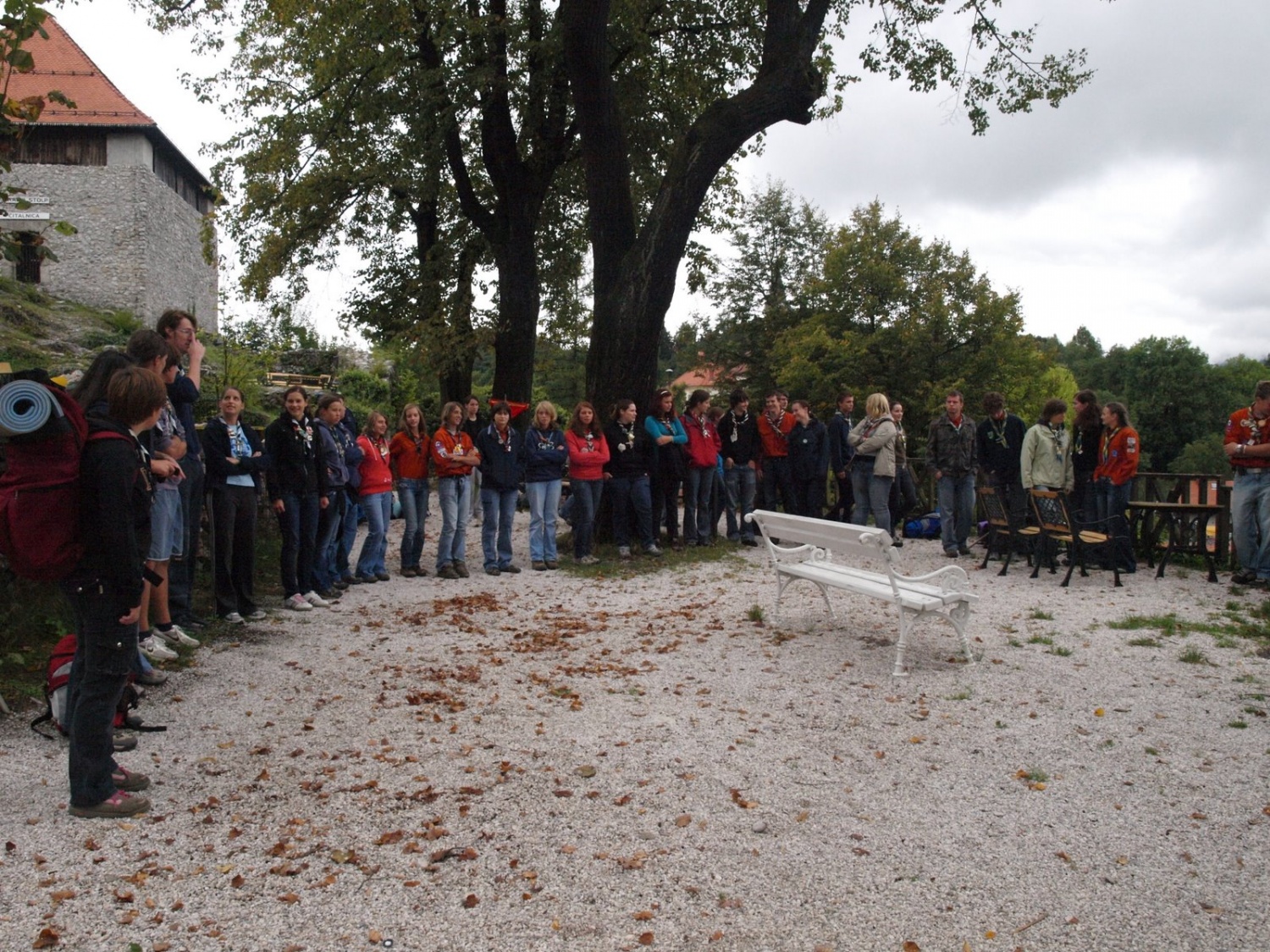 udeleženci pridejo na Mali grad