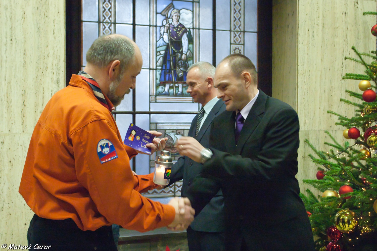 V ponedeljek, 20. 12., smo skavti in taborniki Luč Miru iz Betlehema najprej ponesli na Ministrstvo za obrambo, malo pozneje pa še na policijo.