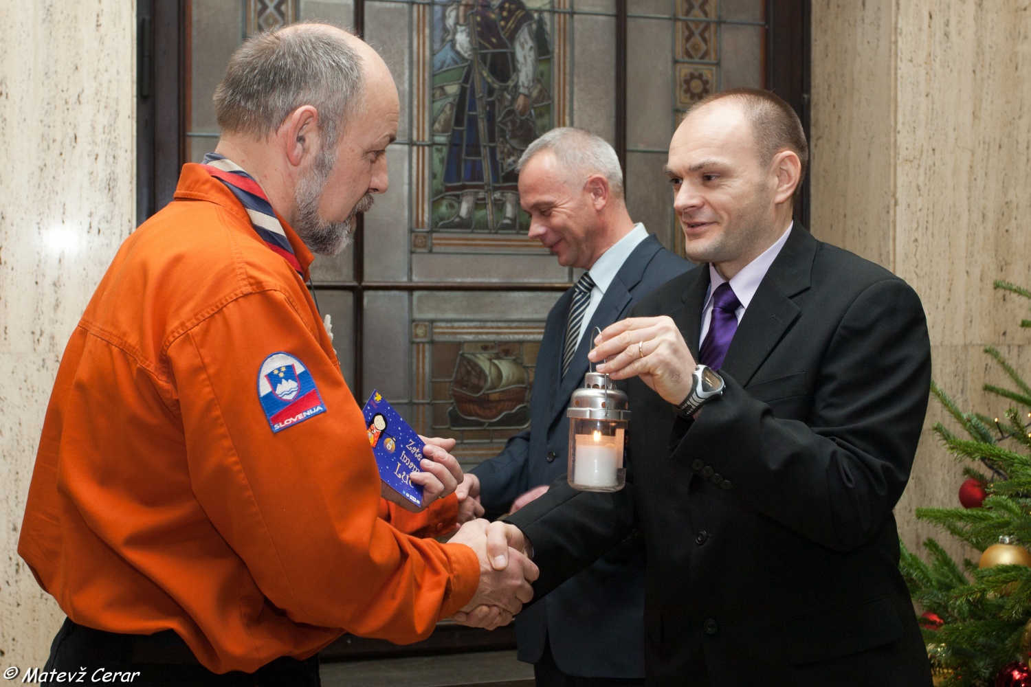 V ponedeljek, 20. 12., smo skavti in taborniki Luč Miru iz Betlehema najprej ponesli na Ministrstvo za obrambo, malo pozneje pa še na policijo.