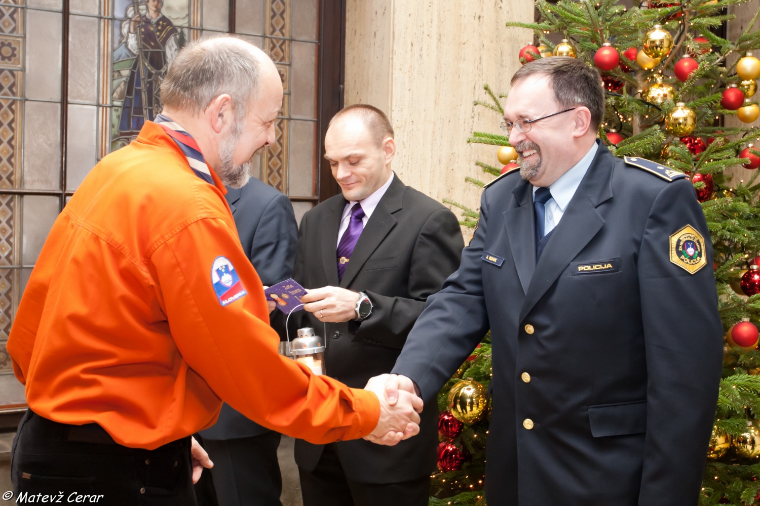 V ponedeljek, 20. 12., smo skavti in taborniki Luč Miru iz Betlehema najprej ponesli na Ministrstvo za obrambo, malo pozneje pa še na policijo.