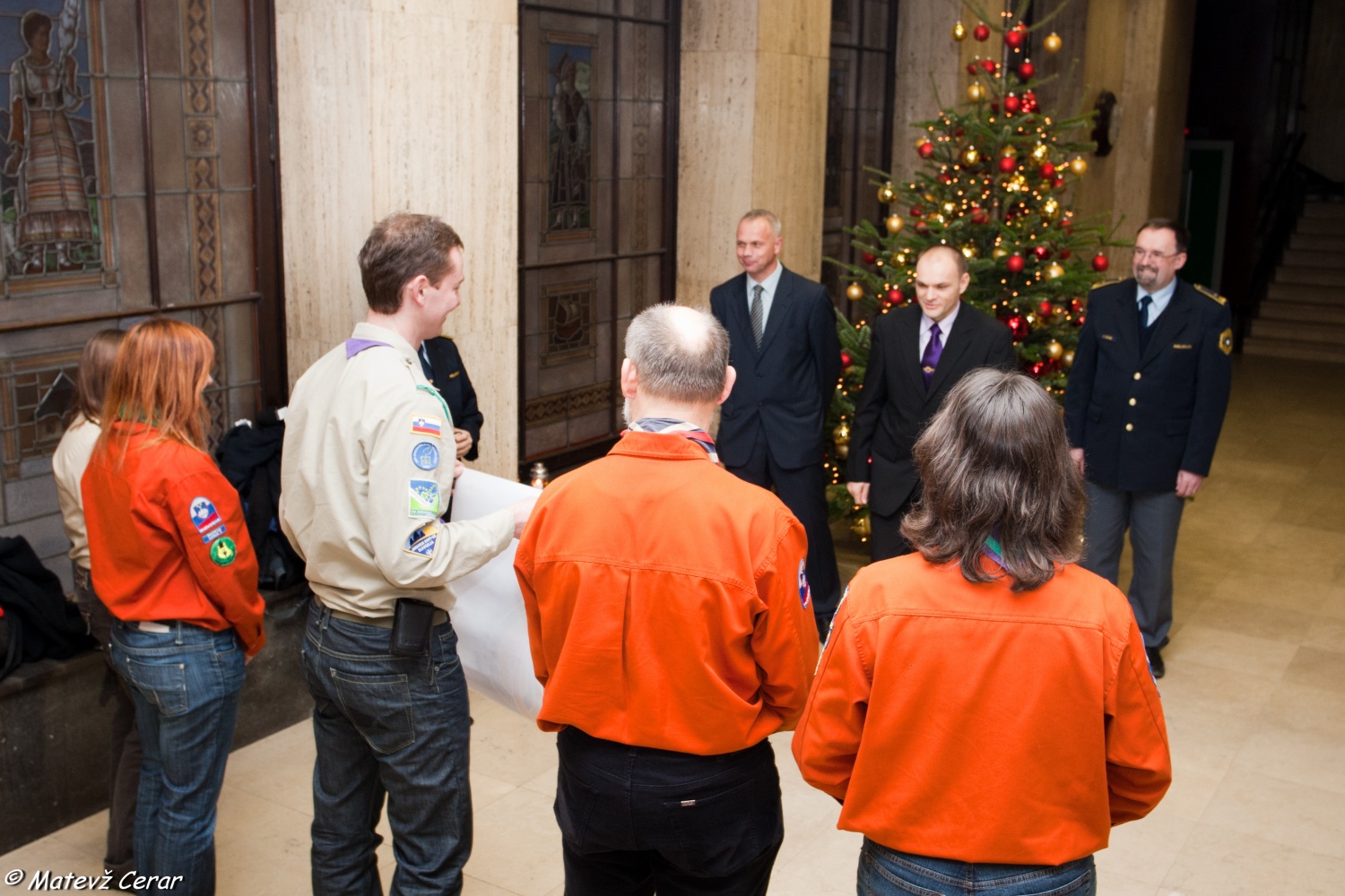 V ponedeljek, 20. 12., smo skavti in taborniki Luč Miru iz Betlehema najprej ponesli na Ministrstvo za obrambo, malo pozneje pa še na policijo.