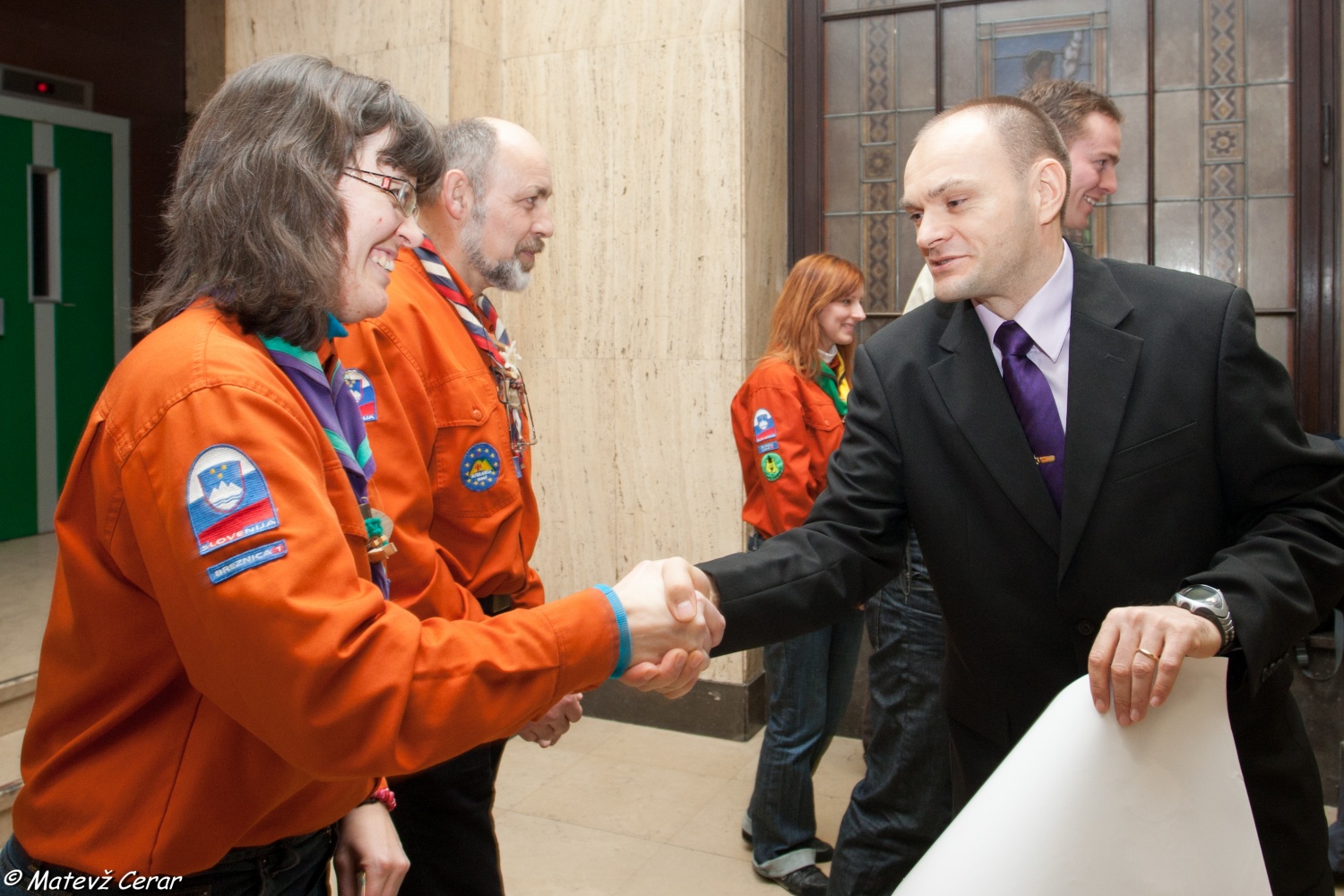 V ponedeljek, 20. 12., smo skavti in taborniki Luč Miru iz Betlehema najprej ponesli na Ministrstvo za obrambo, malo pozneje pa še na policijo.