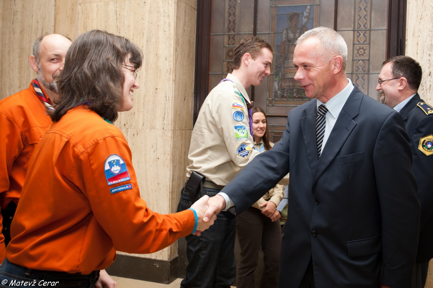 V ponedeljek, 20. 12., smo skavti in taborniki Luč Miru iz Betlehema najprej ponesli na Ministrstvo za obrambo, malo pozneje pa še na policijo.