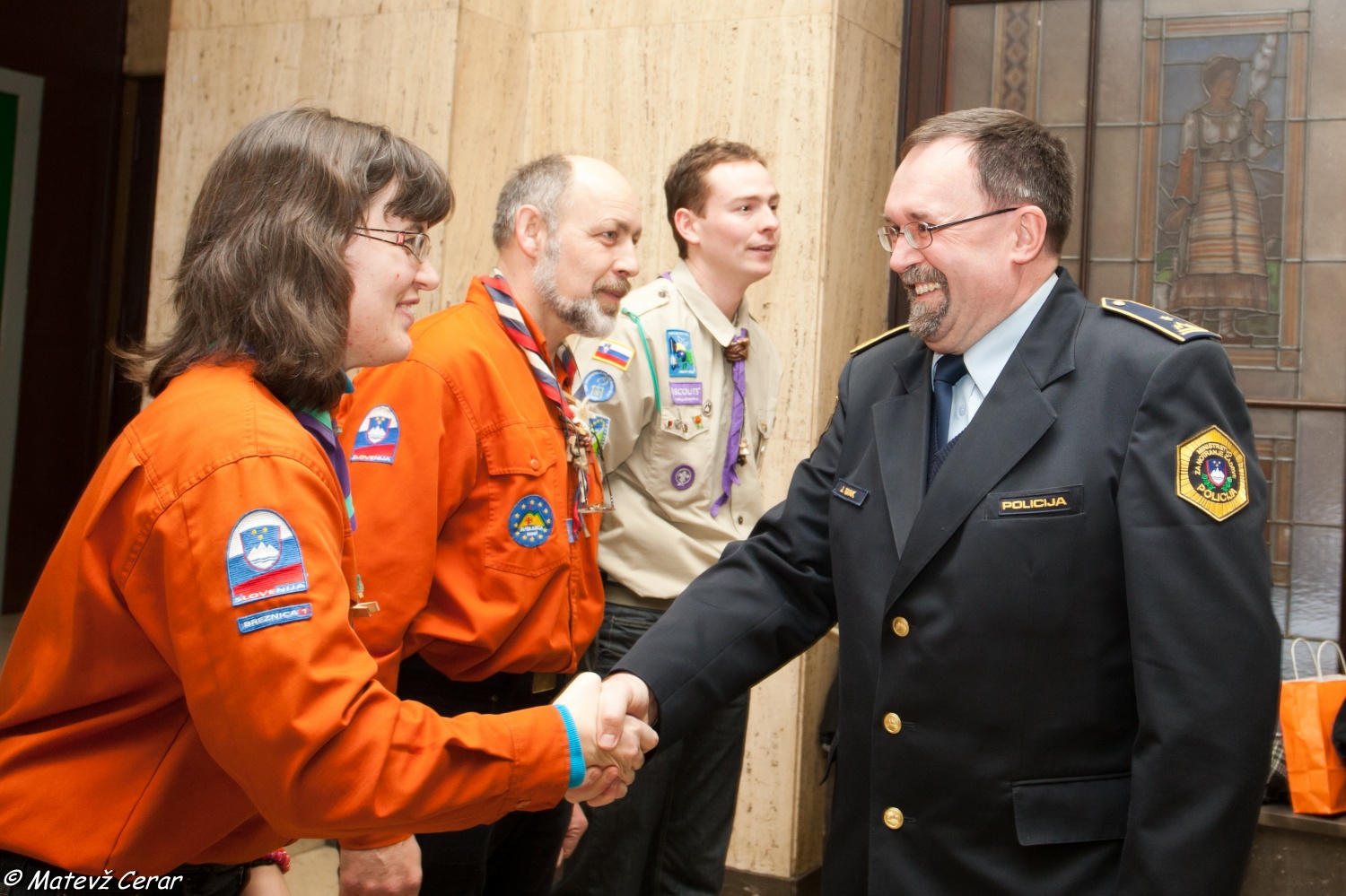 V ponedeljek, 20. 12., smo skavti in taborniki Luč Miru iz Betlehema najprej ponesli na Ministrstvo za obrambo, malo pozneje pa še na policijo.
