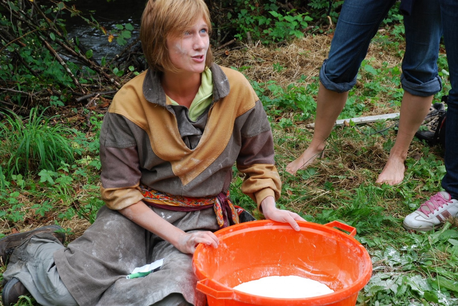 mlinarica je zgubila svoje uhane v moki, sedaj hoče, da jih najdemo, v zameno pa bo kaj povedala o zakladu