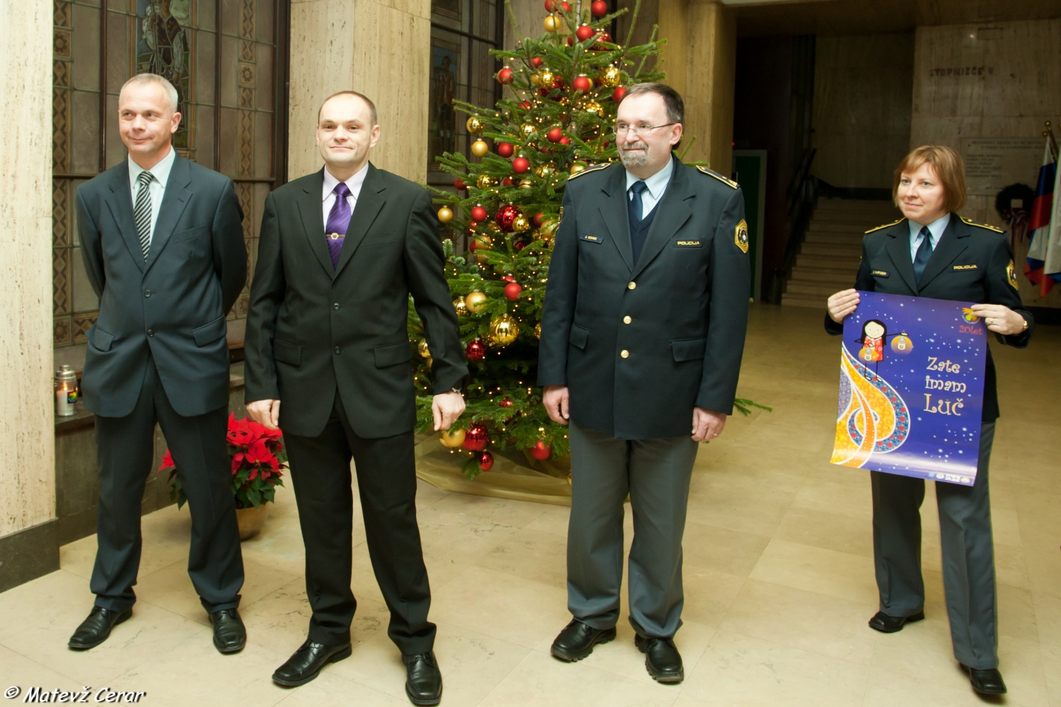 V ponedeljek, 20. 12., smo skavti in taborniki Luč Miru iz Betlehema najprej ponesli na Ministrstvo za obrambo, malo pozneje pa še na policijo.