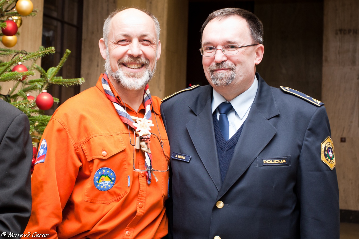 V ponedeljek, 20. 12., smo skavti in taborniki Luč Miru iz Betlehema najprej ponesli na Ministrstvo za obrambo, malo pozneje pa še na policijo.