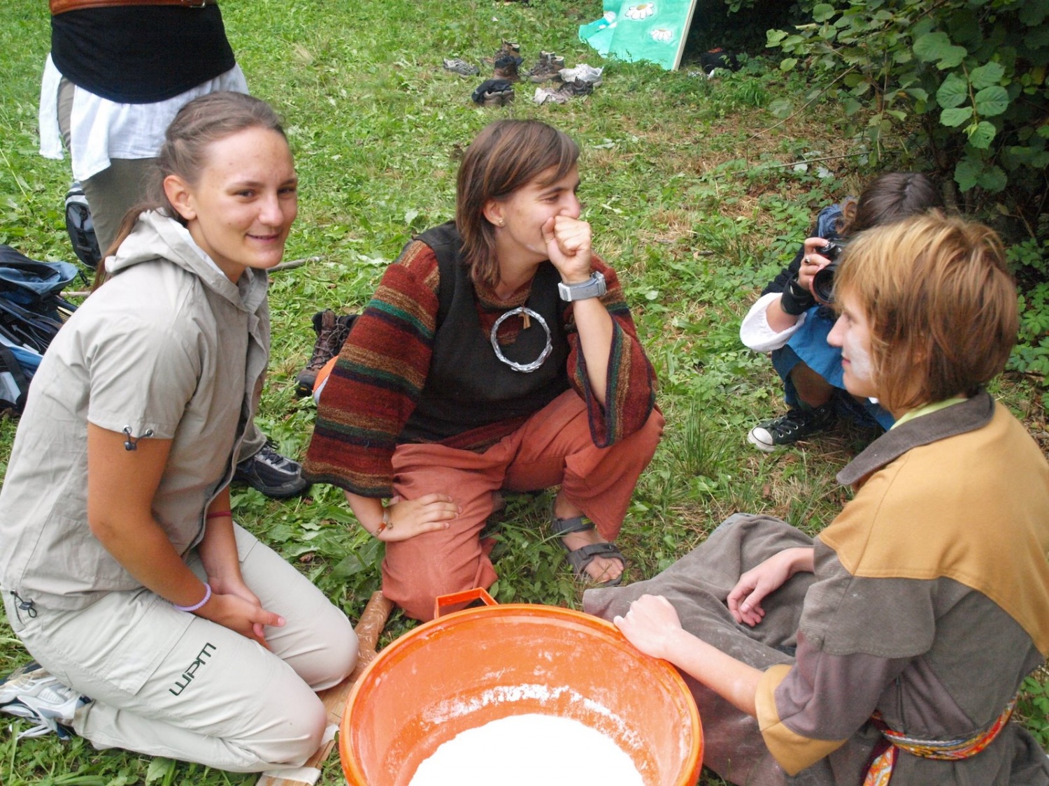 trenutek za zbiranje poguma, preden vtakne glavo v moko