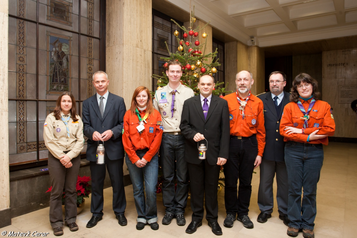 V ponedeljek, 20. 12., smo skavti in taborniki Luč Miru iz Betlehema najprej ponesli na Ministrstvo za obrambo, malo pozneje pa še na policijo.