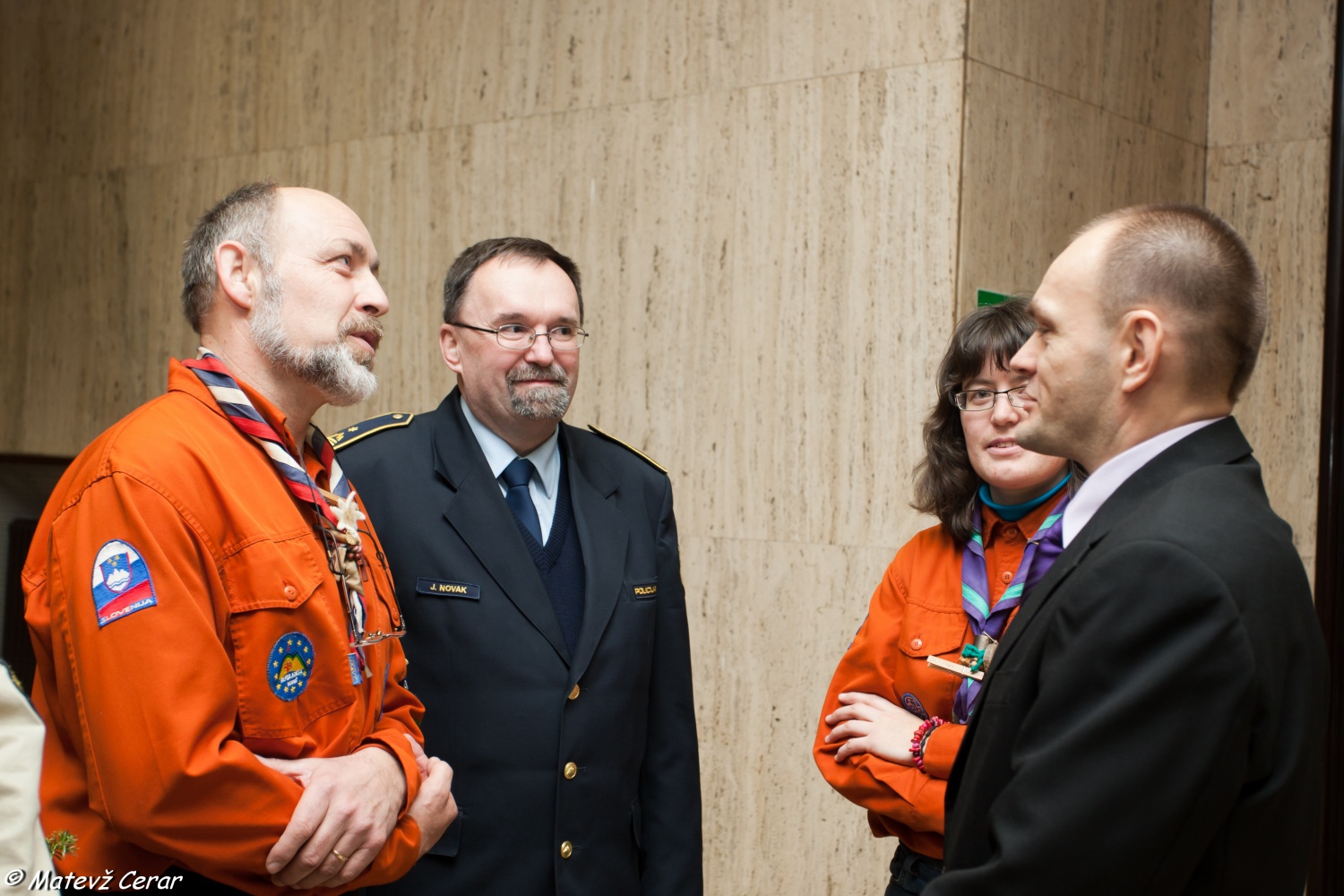 V ponedeljek, 20. 12., smo skavti in taborniki Luč Miru iz Betlehema najprej ponesli na Ministrstvo za obrambo, malo pozneje pa še na policijo.