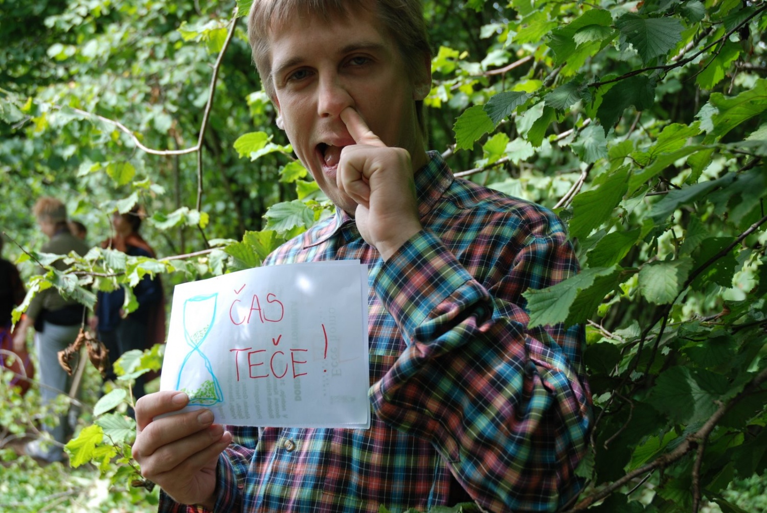 kmetovalec s srednjeveško peščeno štoparico odšteva čas