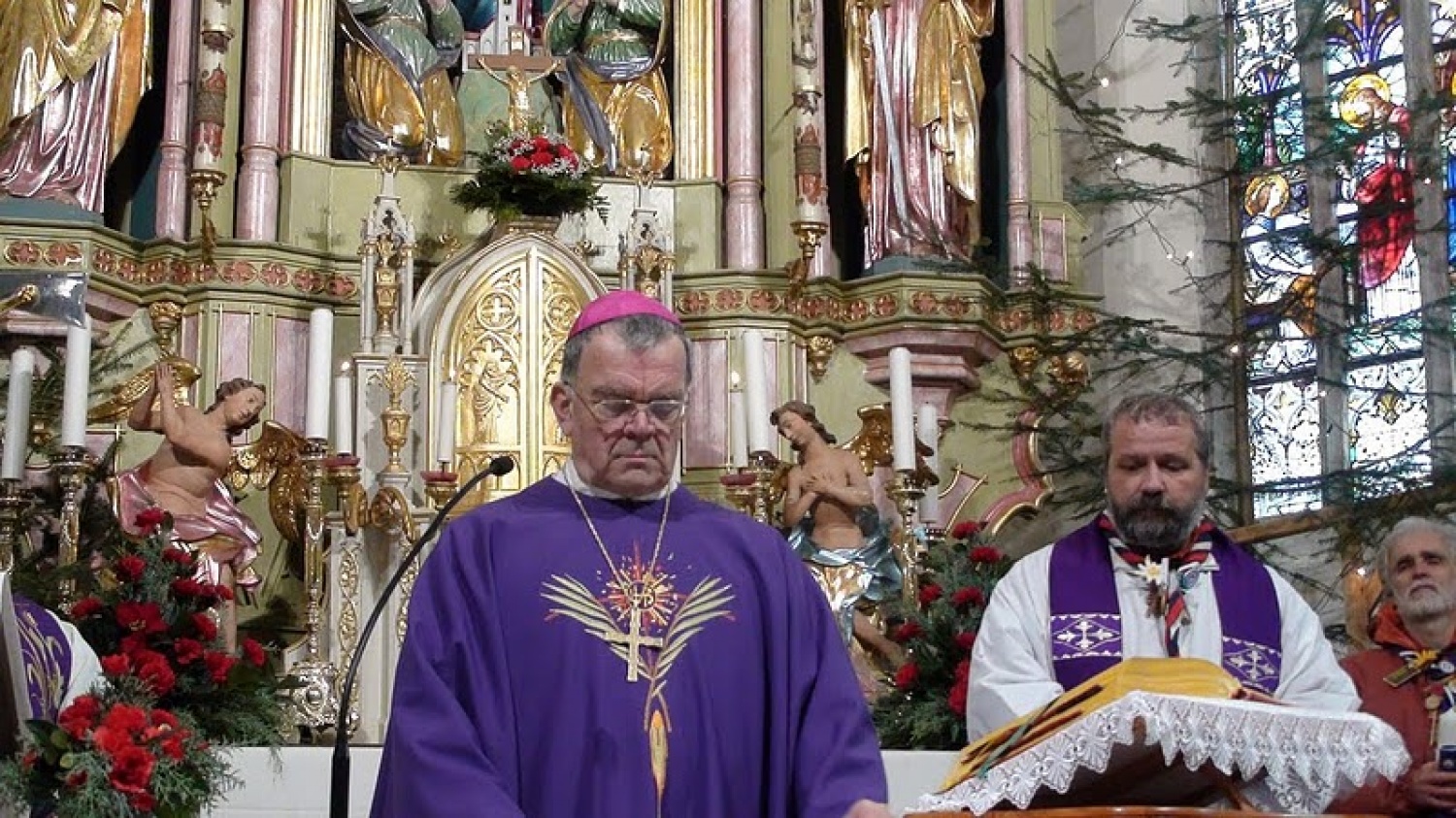 V soboto 18. decembra so si odrasli skavti Slovenije, Avstrije, Italije in Hrvaške v Solčavi izmenjali Luč miru iz Betlehema. To je bila osma izmenjava Luči miru med odraslimi skavti, ki se povezujejo v gibanju Alpe – Jadran. Srečanje v Solčavi je bilo tretje, ki so ga organizirali slovenski odrasli skavti. Udeležilo se ga je 133 skavtinj in skavtov.