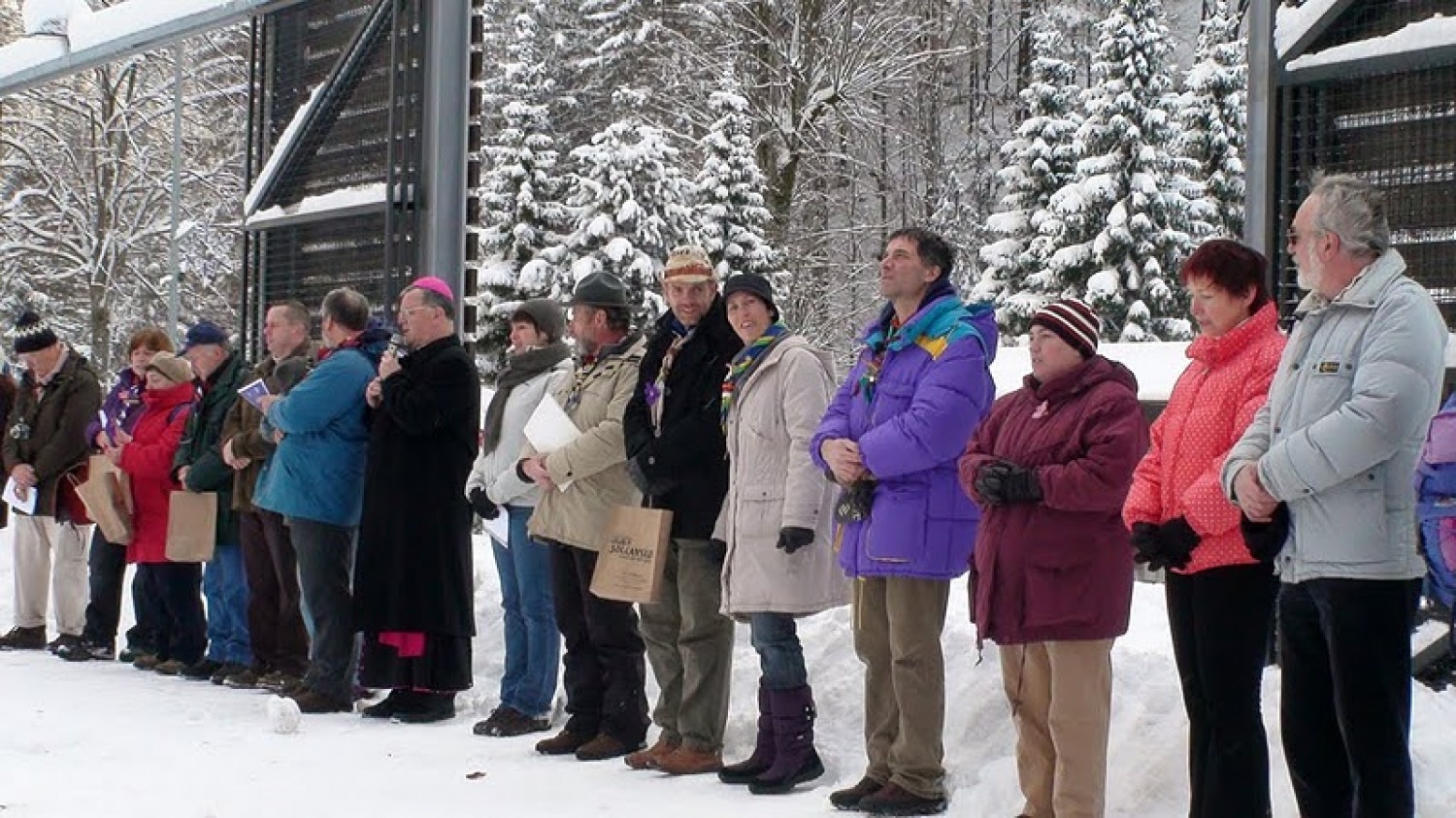 V soboto 18. decembra so si odrasli skavti Slovenije, Avstrije, Italije in Hrvaške v Solčavi izmenjali Luč miru iz Betlehema. To je bila osma izmenjava Luči miru med odraslimi skavti, ki se povezujejo v gibanju Alpe – Jadran. Srečanje v Solčavi je bilo tretje, ki so ga organizirali slovenski odrasli skavti. Udeležilo se ga je 133 skavtinj in skavtov.