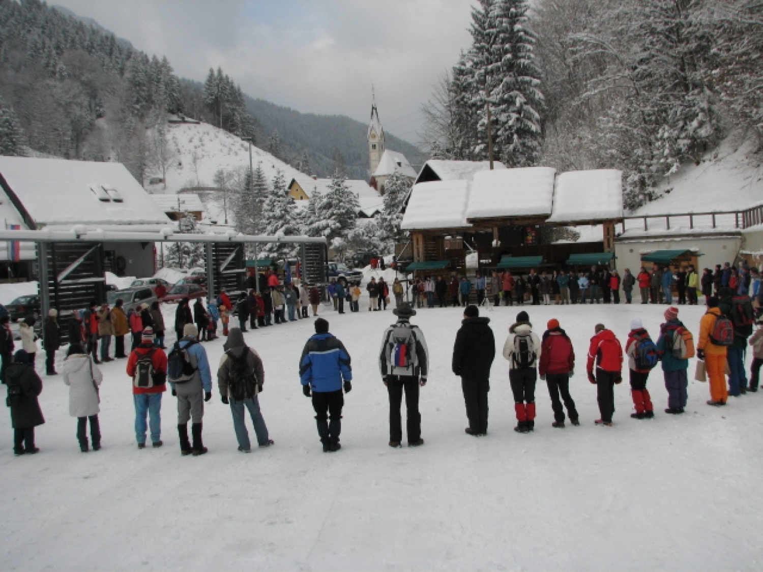 V soboto 18. decembra so si odrasli skavti Slovenije, Avstrije, Italije in Hrvaške v Solčavi izmenjali Luč miru iz Betlehema. To je bila osma izmenjava Luči miru med odraslimi skavti, ki se povezujejo v gibanju Alpe – Jadran. Srečanje v Solčavi je bilo tretje, ki so ga organizirali slovenski odrasli skavti. Udeležilo se ga je 133 skavtinj in skavtov.