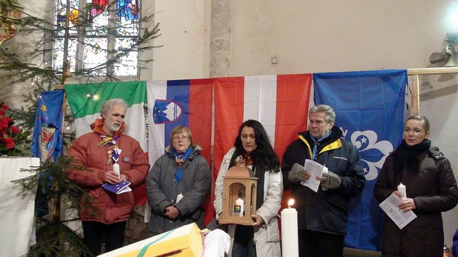 V soboto 18. decembra so si odrasli skavti Slovenije, Avstrije, Italije in Hrvaške v Solčavi izmenjali Luč miru iz Betlehema. To je bila osma izmenjava Luči miru med odraslimi skavti, ki se povezujejo v gibanju Alpe – Jadran. Srečanje v Solčavi je bilo tretje, ki so ga organizirali slovenski odrasli skavti. Udeležilo se ga je 133 skavtinj in skavtov.