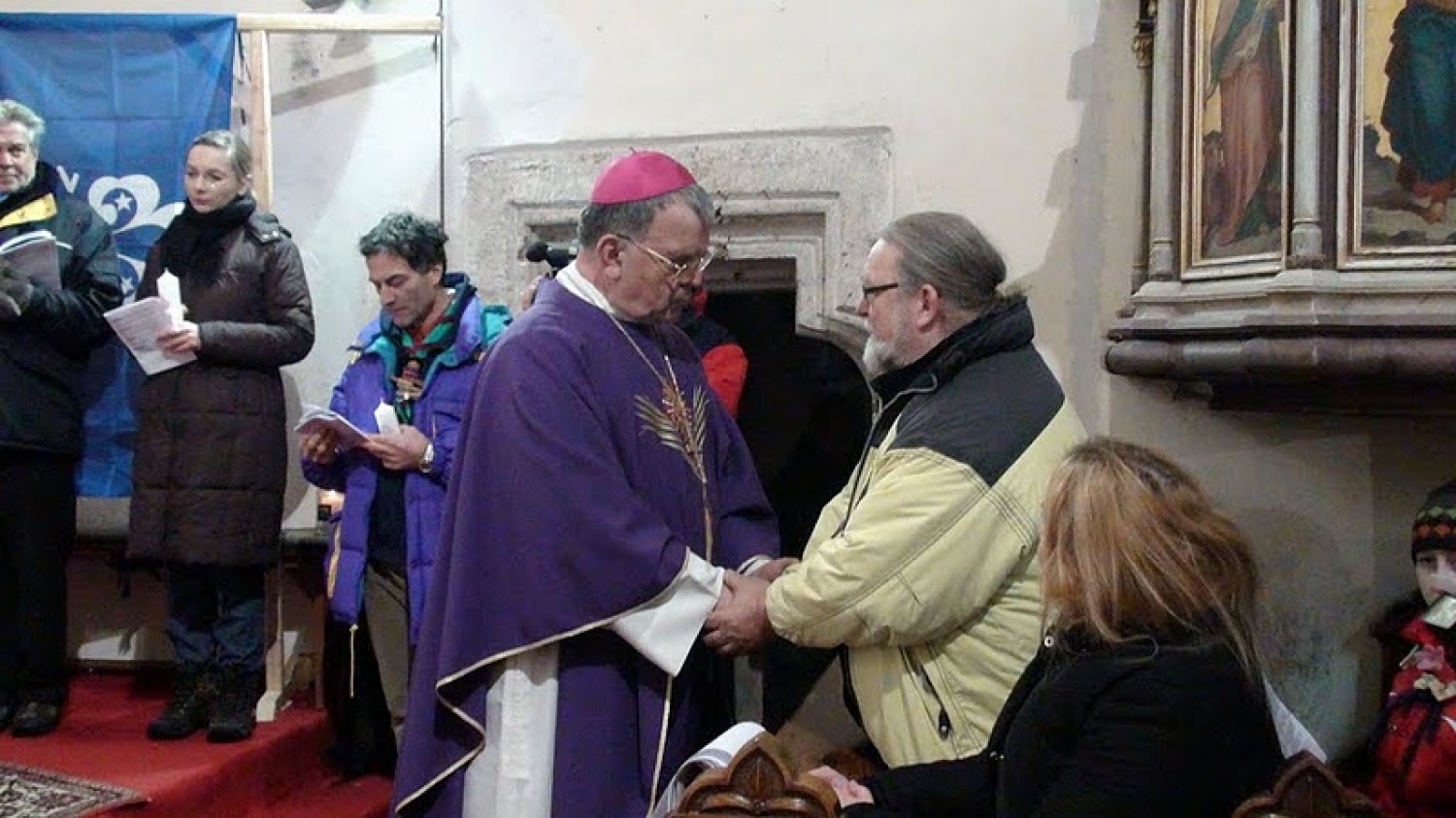 V soboto 18. decembra so si odrasli skavti Slovenije, Avstrije, Italije in Hrvaške v Solčavi izmenjali Luč miru iz Betlehema. To je bila osma izmenjava Luči miru med odraslimi skavti, ki se povezujejo v gibanju Alpe – Jadran. Srečanje v Solčavi je bilo tretje, ki so ga organizirali slovenski odrasli skavti. Udeležilo se ga je 133 skavtinj in skavtov.