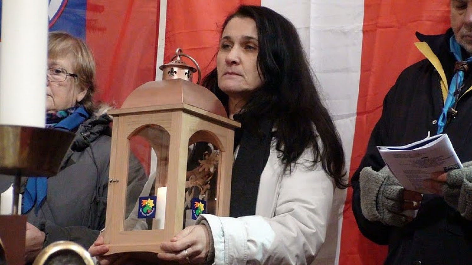 V soboto 18. decembra so si odrasli skavti Slovenije, Avstrije, Italije in Hrvaške v Solčavi izmenjali Luč miru iz Betlehema. To je bila osma izmenjava Luči miru med odraslimi skavti, ki se povezujejo v gibanju Alpe – Jadran. Srečanje v Solčavi je bilo tretje, ki so ga organizirali slovenski odrasli skavti. Udeležilo se ga je 133 skavtinj in skavtov.