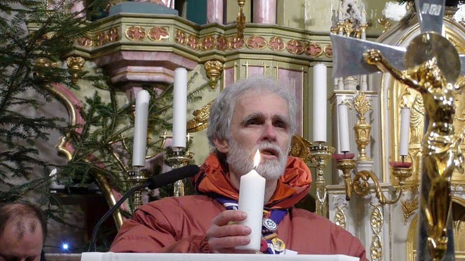 V soboto 18. decembra so si odrasli skavti Slovenije, Avstrije, Italije in Hrvaške v Solčavi izmenjali Luč miru iz Betlehema. To je bila osma izmenjava Luči miru med odraslimi skavti, ki se povezujejo v gibanju Alpe – Jadran. Srečanje v Solčavi je bilo tretje, ki so ga organizirali slovenski odrasli skavti. Udeležilo se ga je 133 skavtinj in skavtov.