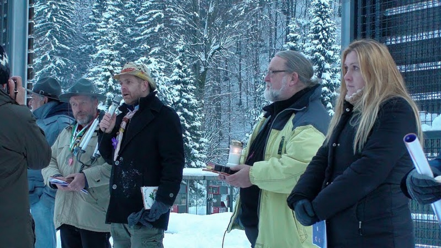 V soboto 18. decembra so si odrasli skavti Slovenije, Avstrije, Italije in Hrvaške v Solčavi izmenjali Luč miru iz Betlehema. To je bila osma izmenjava Luči miru med odraslimi skavti, ki se povezujejo v gibanju Alpe – Jadran. Srečanje v Solčavi je bilo tretje, ki so ga organizirali slovenski odrasli skavti. Udeležilo se ga je 133 skavtinj in skavtov.