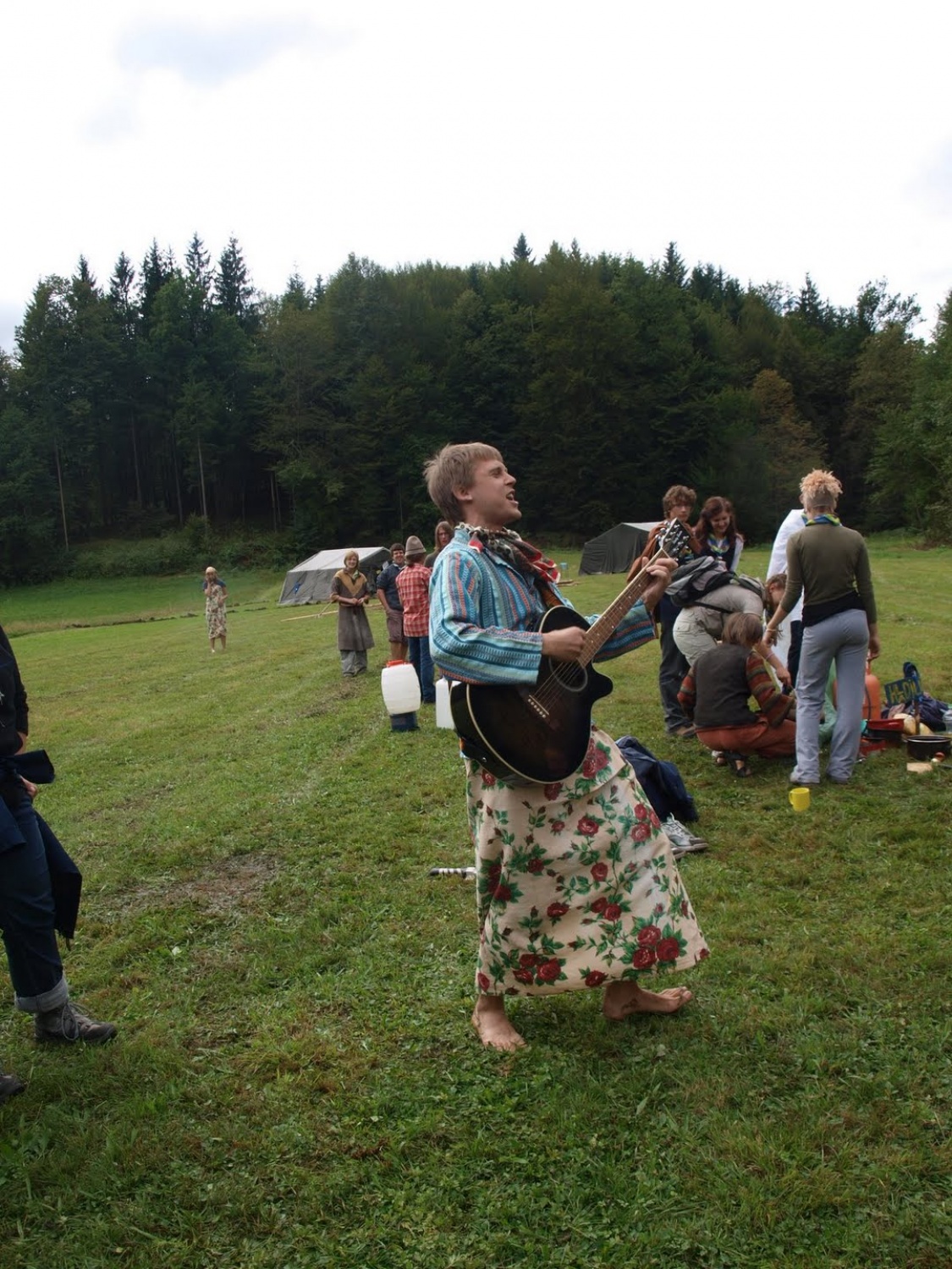 in zapoje svojo pesem o izgubljenem zakladu