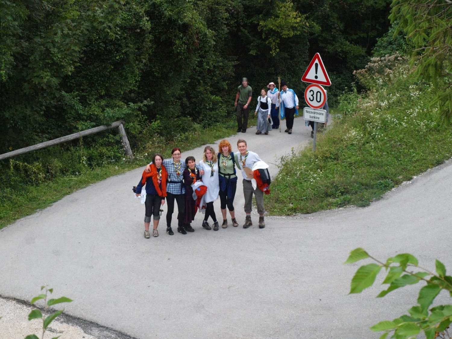 skupine prihajajo na grad