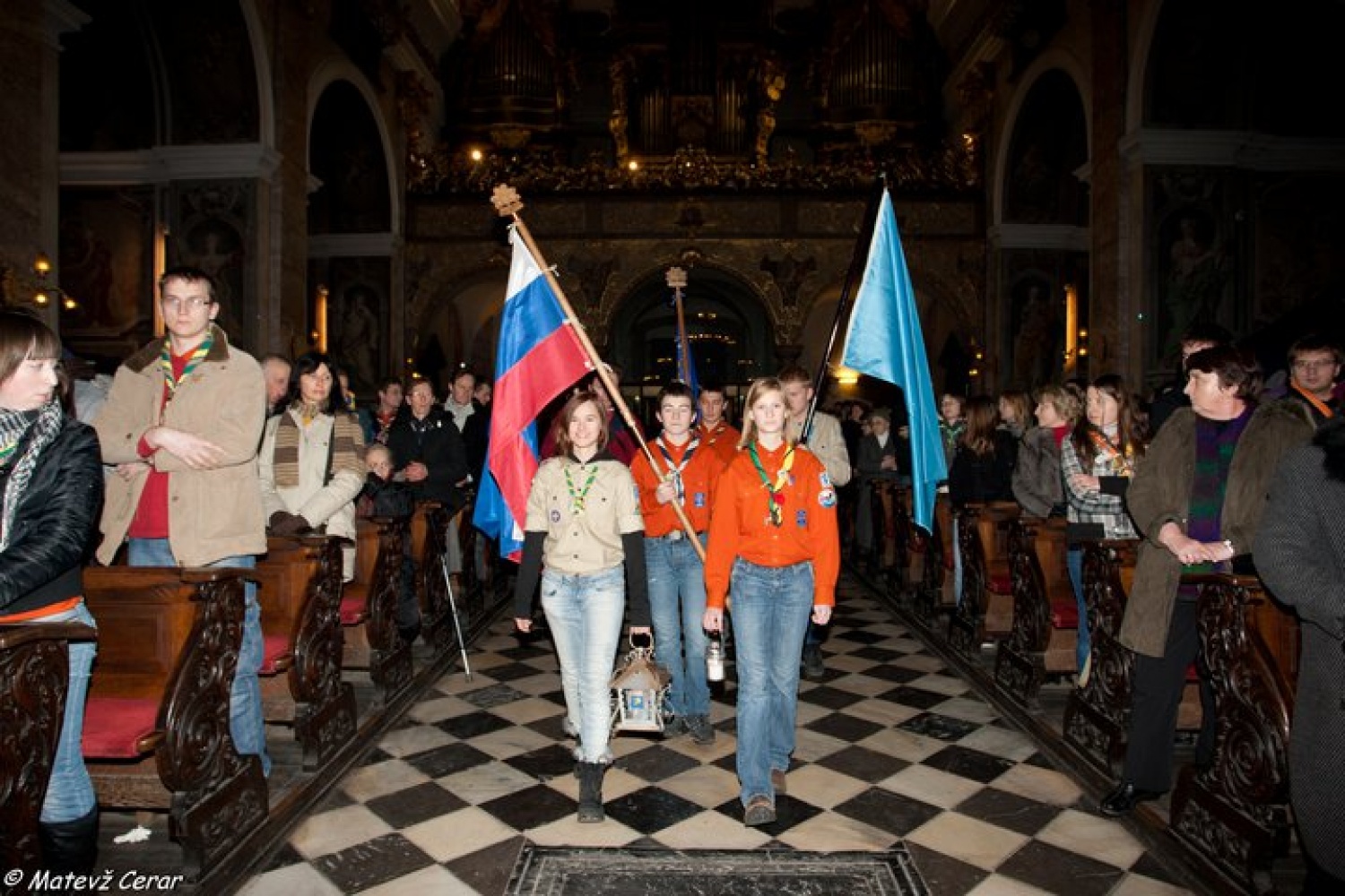 Plamen s sporočilom miru je med nami. Osrednja Slovenija ga je sprejela v nedeljo, 12.12 v ljubljanski stolnici.