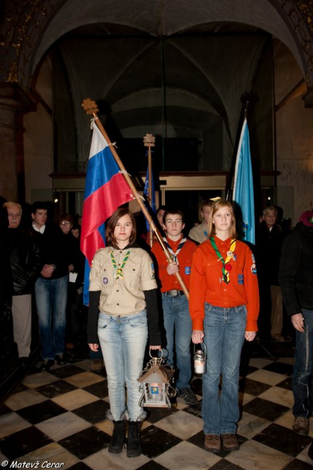 Plamen s sporočilom miru je med nami. Osrednja Slovenija ga je sprejela v nedeljo, 12.12 v ljubljanski stolnici.