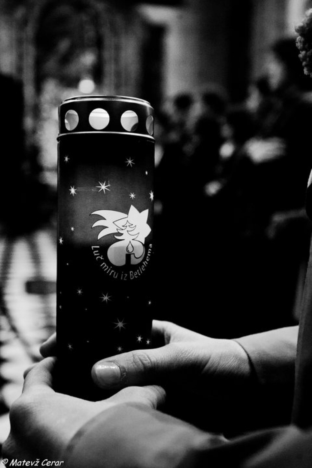 Plamen s sporočilom miru je med nami. Osrednja Slovenija ga je sprejela v nedeljo, 12.12 v ljubljanski stolnici.