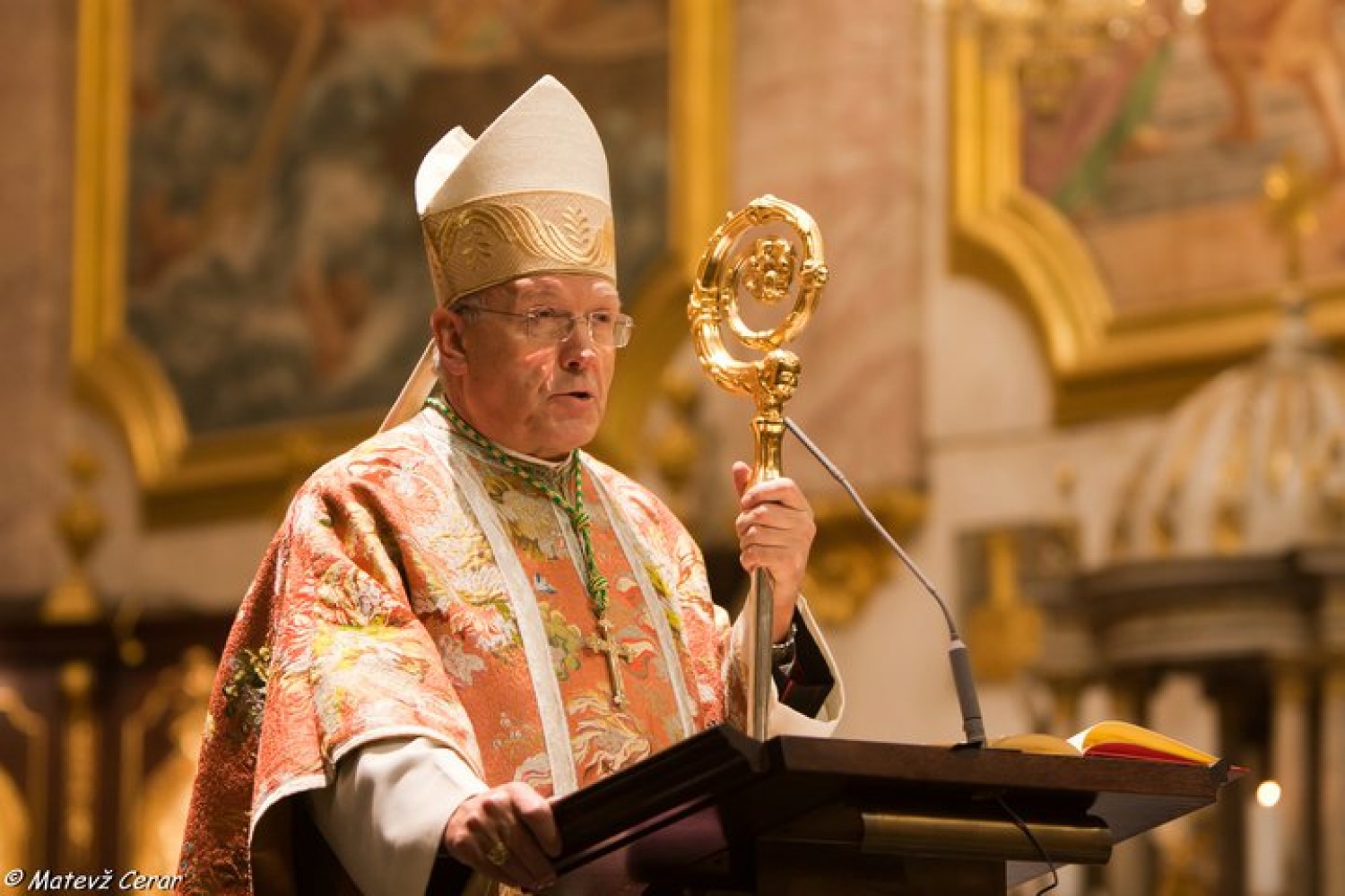 Plamen s sporočilom miru je med nami. Osrednja Slovenija ga je sprejela v nedeljo, 12.12 v ljubljanski stolnici.