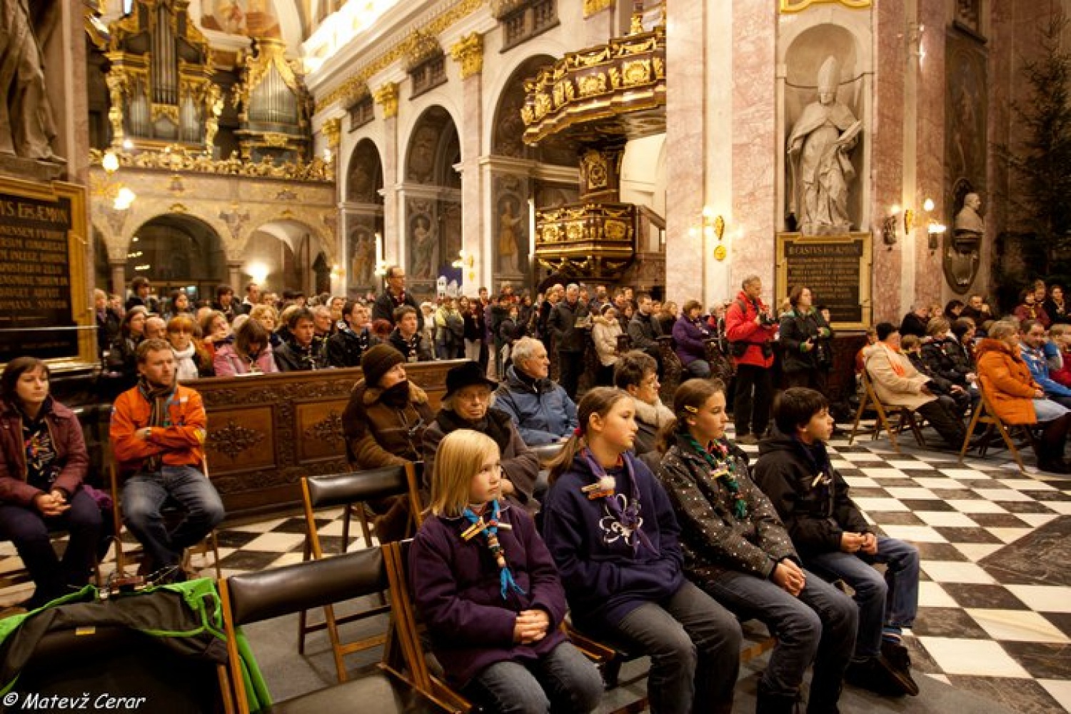 Plamen s sporočilom miru je med nami. Osrednja Slovenija ga je sprejela v nedeljo, 12.12 v ljubljanski stolnici.