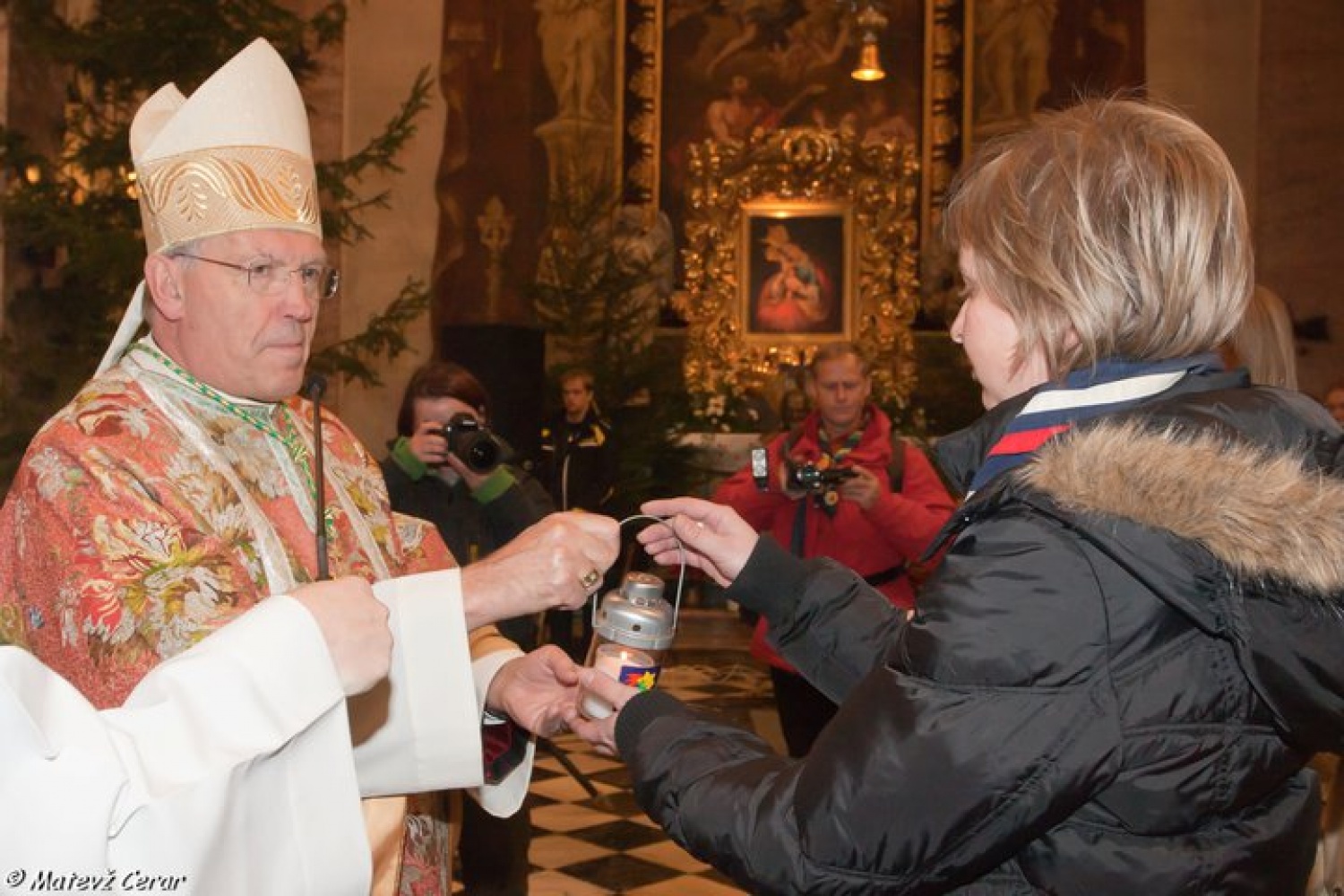 Plamen s sporočilom miru je med nami. Osrednja Slovenija ga je sprejela v nedeljo, 12.12 v ljubljanski stolnici.