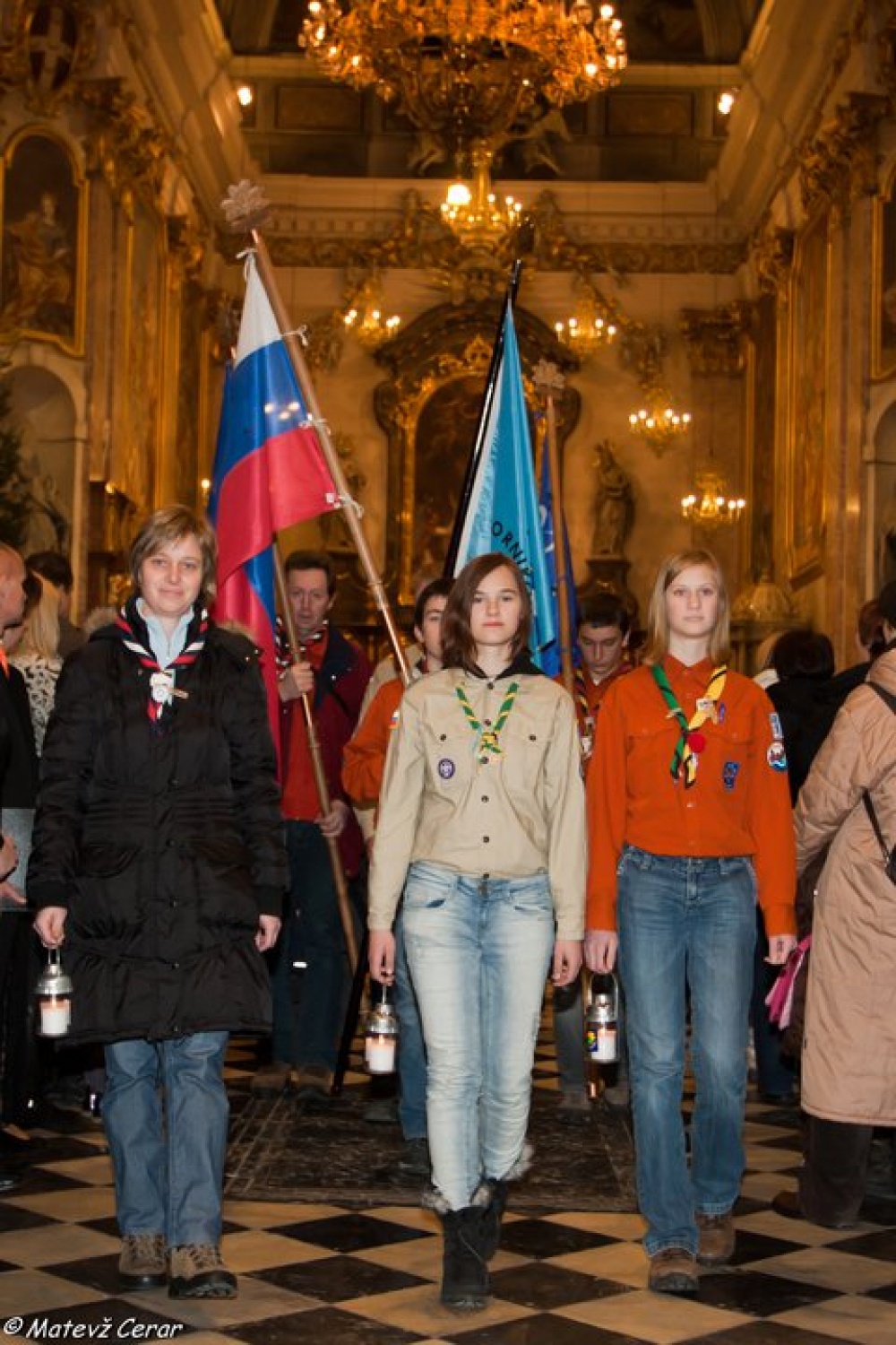 Plamen s sporočilom miru je med nami. Osrednja Slovenija ga je sprejela v nedeljo, 12.12 v ljubljanski stolnici.